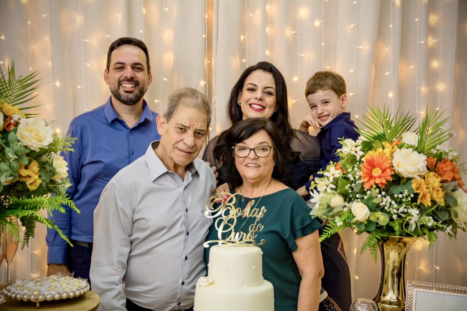 Silvio com a família em frente ao bolo das Bodas de Ouro