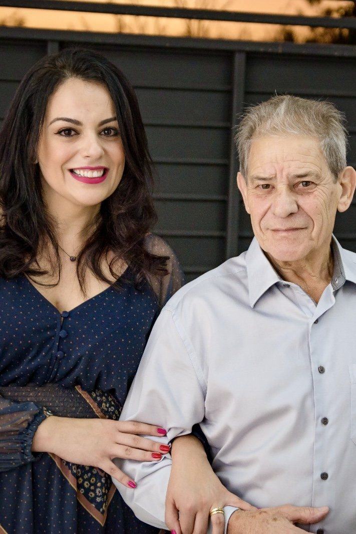 Silvio de braço dado com a filha