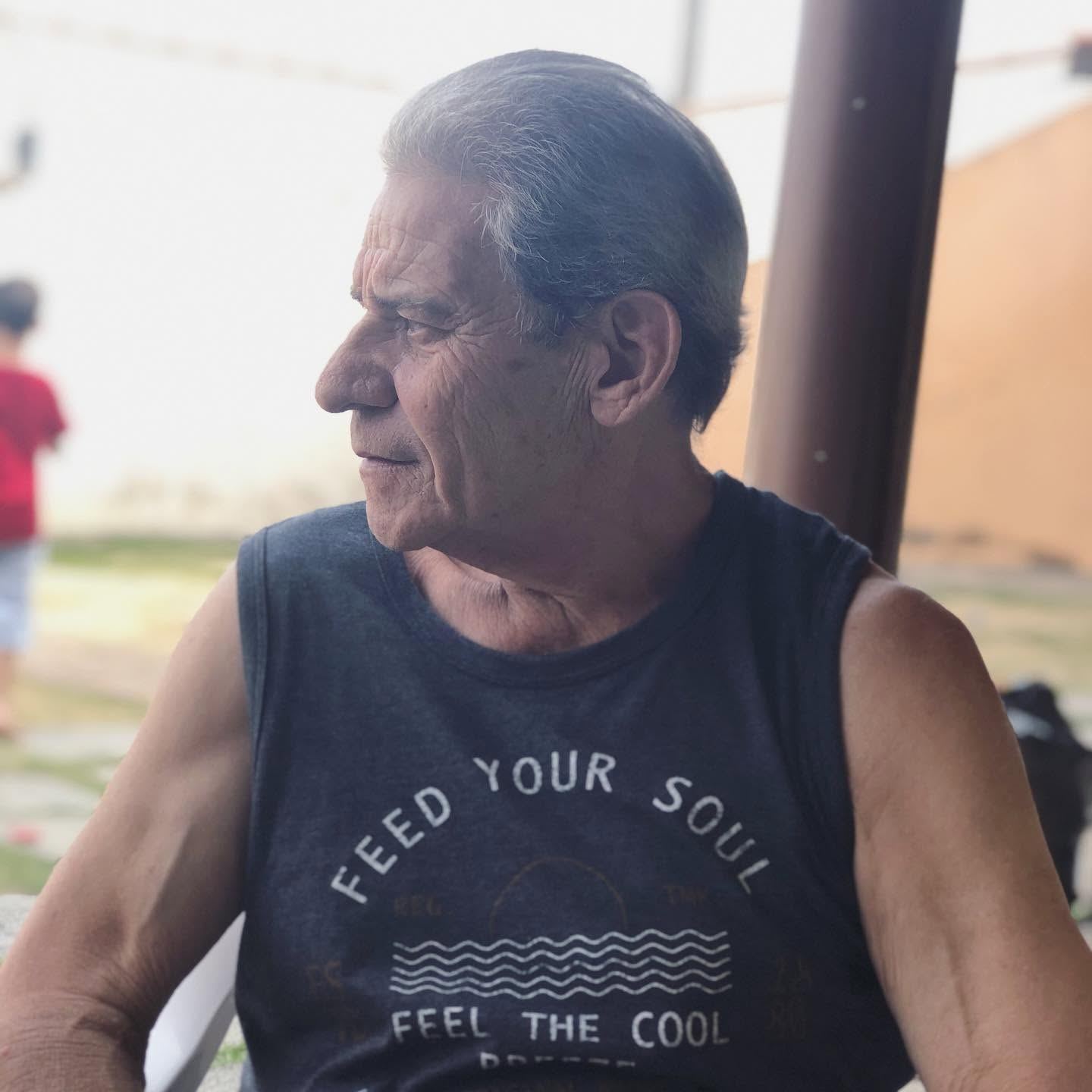 Silvio, de perfil, olhando ao longe