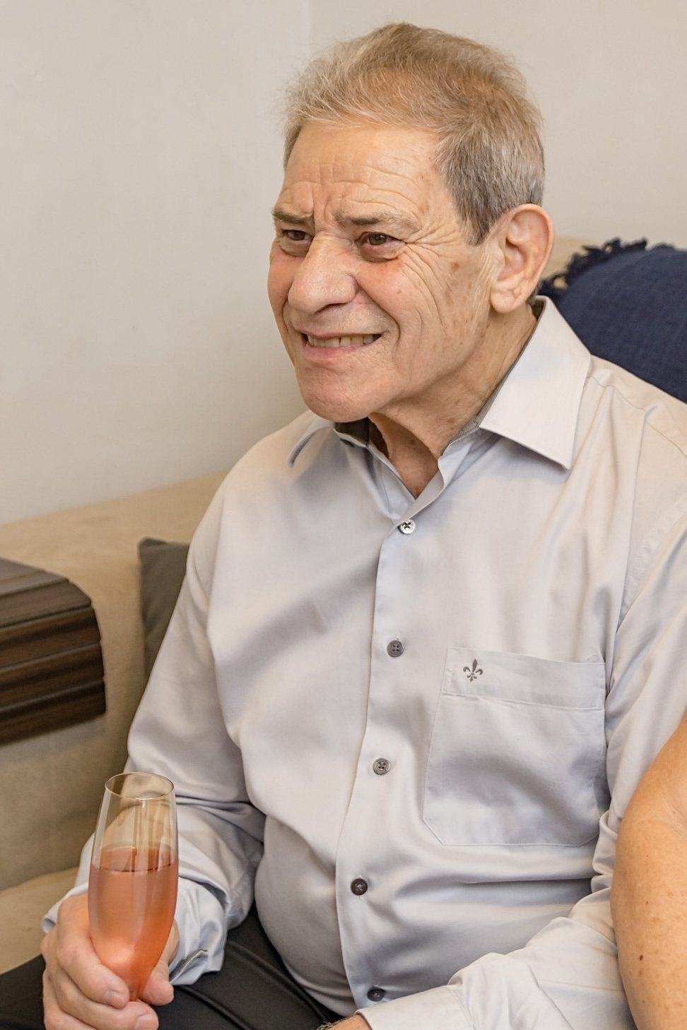 Silvio sorrindo, de camisa clara